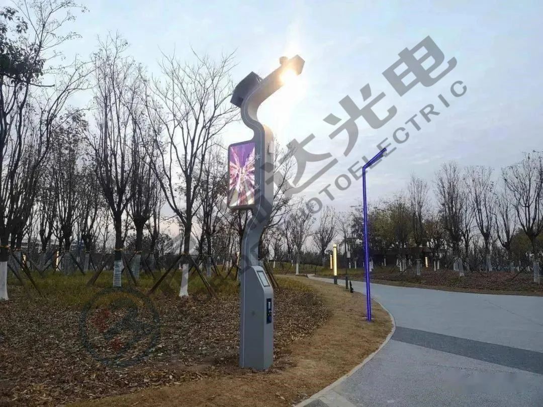 湖北襄陽(yáng)首批5G智慧路燈亮相