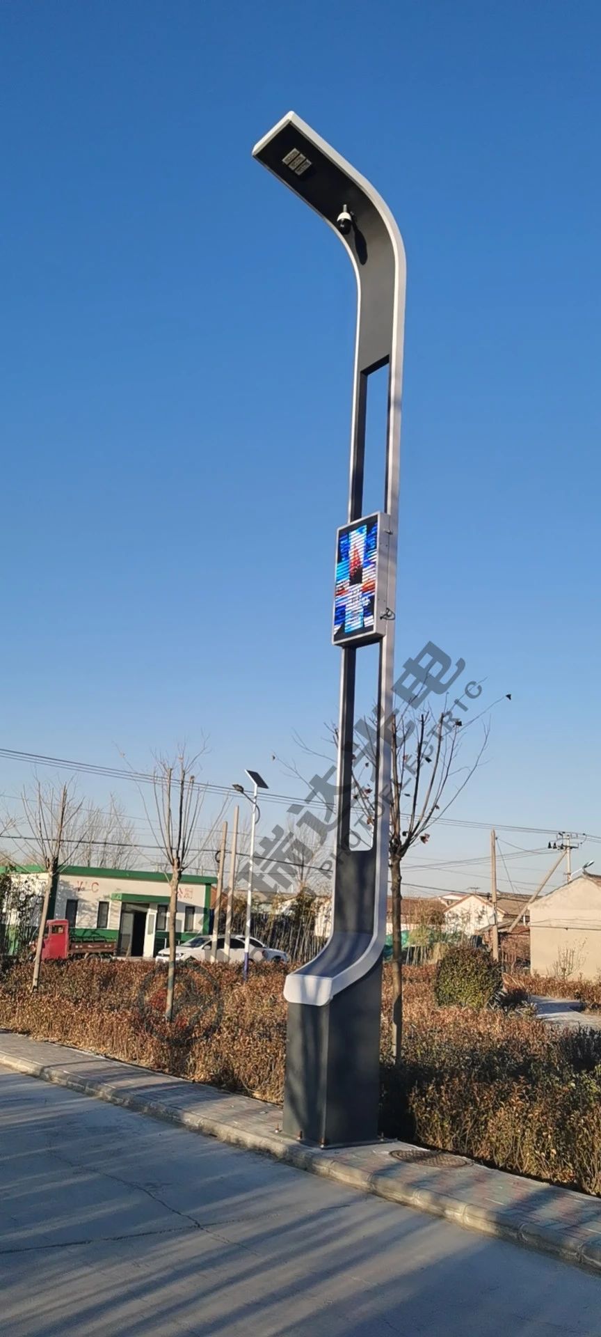 天津市寧河區(qū)辛莊子村引入18套智慧路燈桿