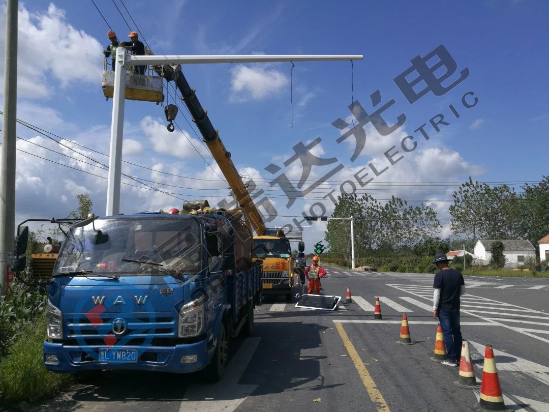 射陽(yáng)縣S329 與海都路交叉口等道路口安裝交通指揮信號(hào)燈、電子警察抓拍系統(tǒng)施工圓滿結(jié)束